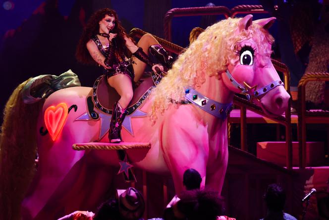 Chappell Roan se produit sur scène, lors des 67ᵉ Grammy Awards, à la Crypto.com Arena, à Los Angeles (Californie), le 2 février 2025.