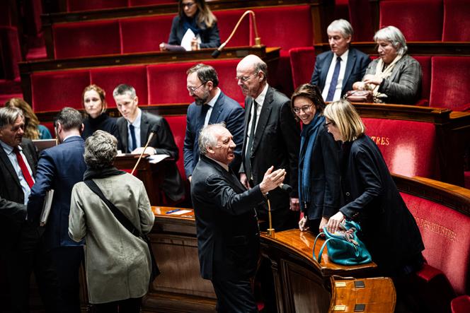 Le premier ministre, François Bayrou, salue la ministre chargée du travail et de l’emploi, Astrid Panosyan-Bouvet, à l'Assemblée nationale, à Paris, le 3 février 2025.