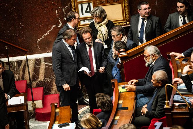 Le président du groupe socialiste, Boris Vallaud, entouré des députés socialistes Jérôme Guedj et Olivier Faure, lors de la déclaration de politique générale du premier ministre à l’Assemblée nationale, à Paris, le 14 janvier 2025.
