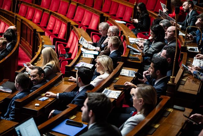 Les députés du Rassemblement national, autour de leur présidente, Marine Le Pen, suivent l’examen du projet de loi de finances pour 2025, à l’Assemblée nationale, à Paris, le 3 février 2025.