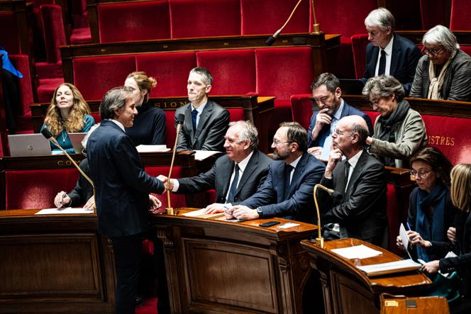 Le député socialiste de l’Essonne, Jérôme Guedj, salue le premier ministre, François Bayrou, avant l’examen du projet de loi de finances pour 2025 (PLF), à l'Assemblée nationale, le 3 février 2025.