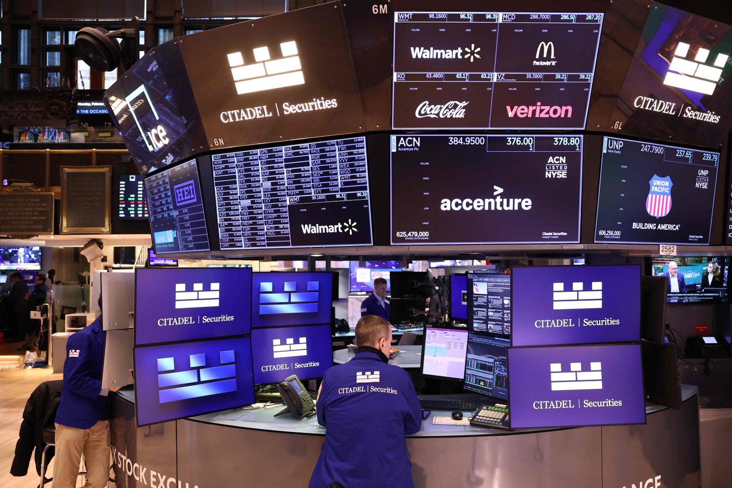US stocks open sharply lower after Trump tariffs