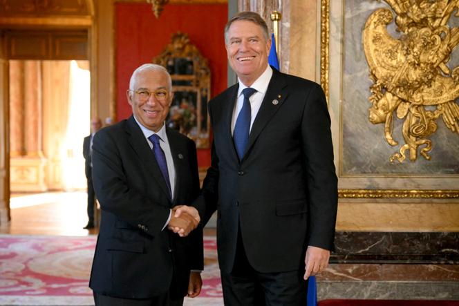 Le président roumain Klaus Iohannis (à) droite) accueilli par le président du Conseil européen Antonio Costa, à Bruxelles, le 3 février 2025.