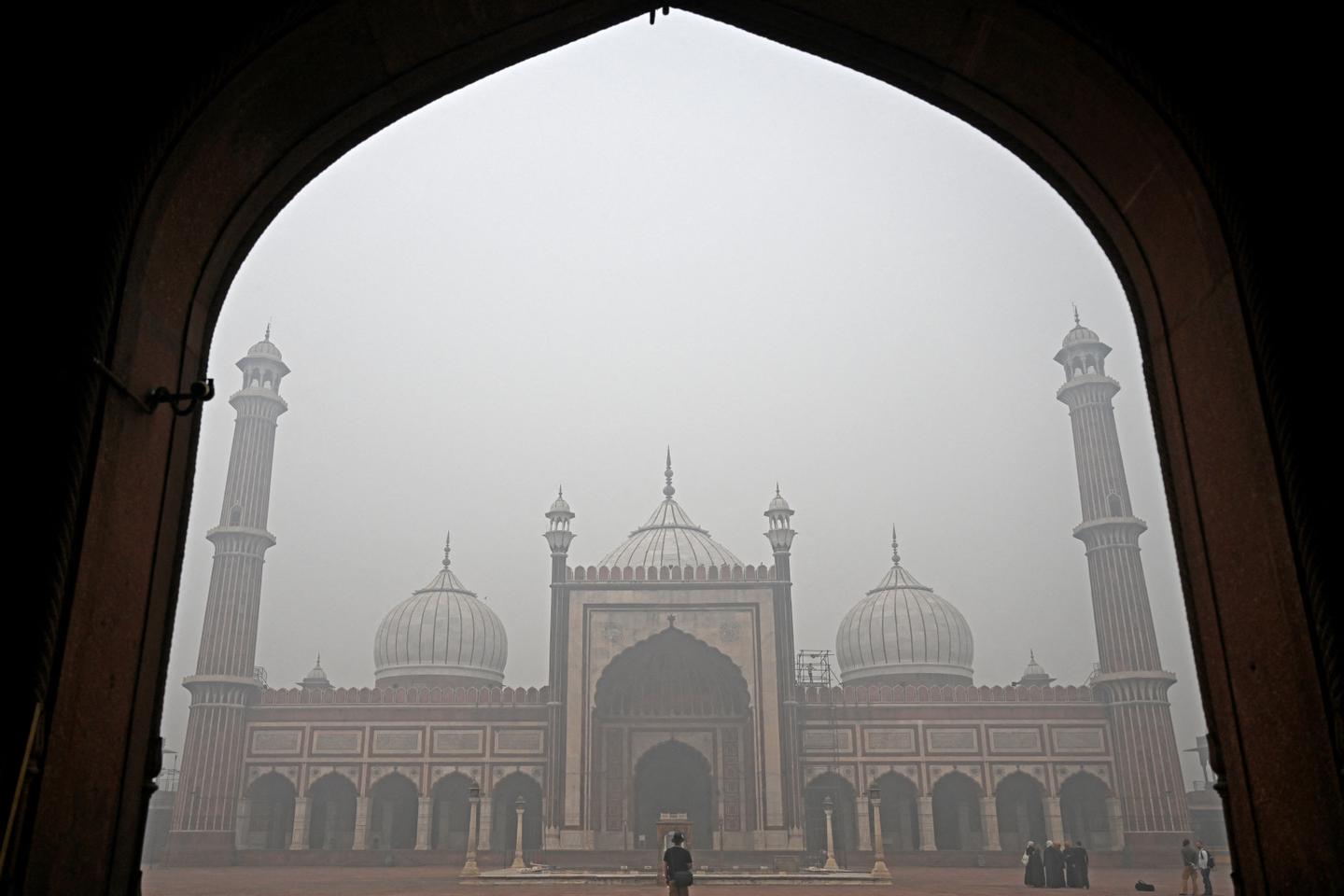 Foreign tourists shun India, too expensive and too polluted