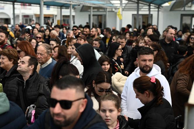 Οι άνθρωποι περιμένουν στο Quayside για να ξεκινήσουν ένα πλοίο στο λιμάνι στο ελληνικό νησί της Σαντορίνης στις 3 Φεβρουαρίου 2025, καθώς προετοιμάζονται να φύγουν μετά από επαναλαμβανόμενους σεισμούς. 
