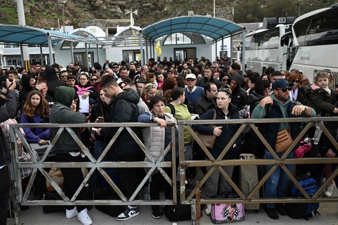 Des gens attendent d’embarquer sur un ferry, au port de Santorin, le 3 février 2025.