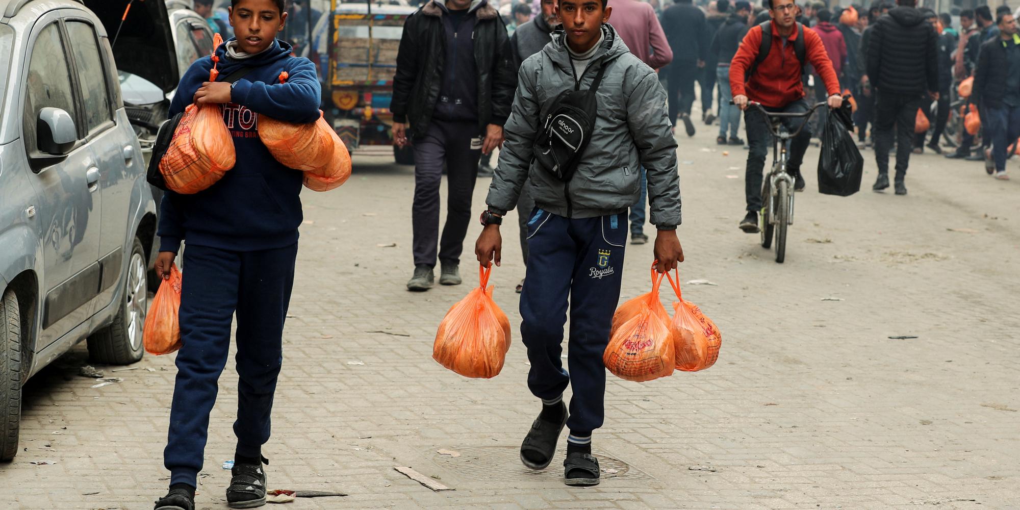 Des Palestiniens lors d’une distribution de pain dans la ville de Gaza, le 3 février 2025. 