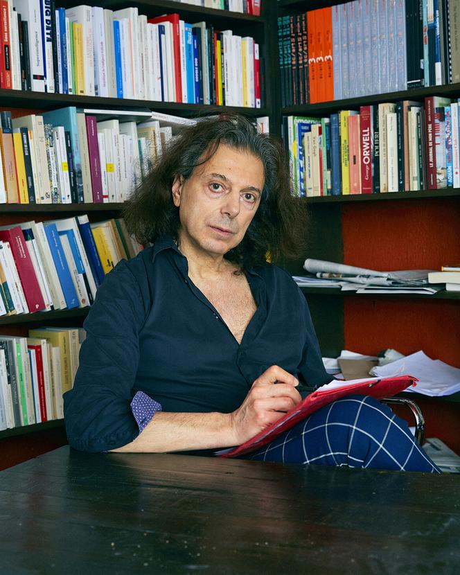 Eric Sadin, philosophe, écrivain, spécialiste des nouvelles technologies du numérique chez lui à Paris le 28 janvier 2025.