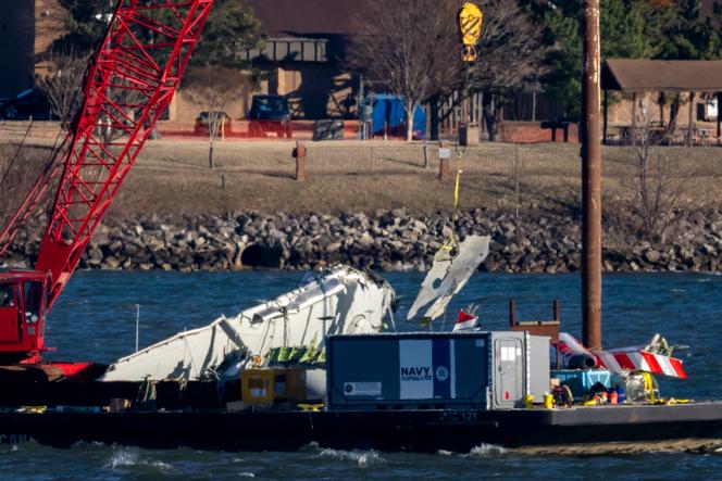 Un morceau d’épave est extrait de l’eau sur un navire de sauvetage, près du site de la collision entre un avion de ligne et un hélicoptère militaire, à l’aéroport national Ronald-Reagan, le 4 février 2025, à Arlington, en Virginie.
