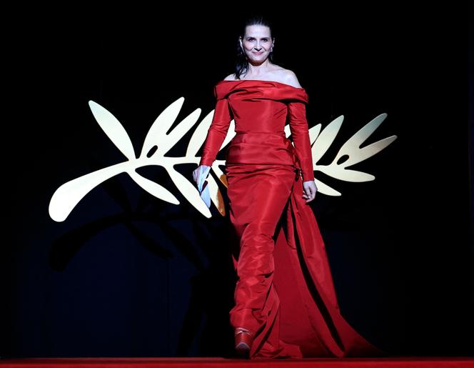 Η Juliette Binoche φτάνει στη σκηνή κατά τη διάρκεια της τελετής έναρξης στην 77η έκδοση του Φεστιβάλ Κινηματογράφου των Καννών στις Κάννες, στις 14 Μαΐου 2024. 