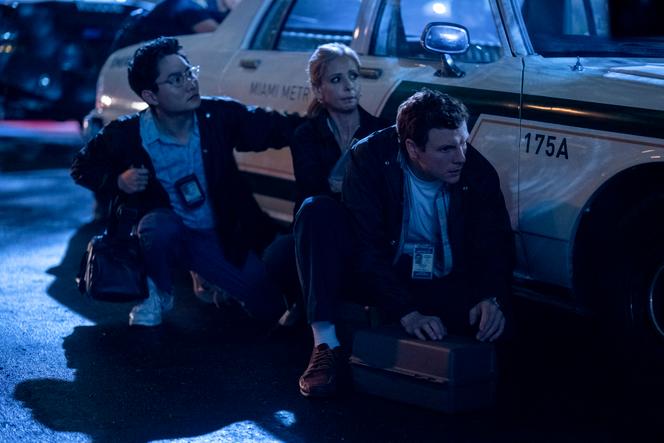 De gauche à droite : Masuka (Alex Shimizu), Tanya (Sarah Michelle Gellar) et Dexter (Patrick Gibson) dans l’épisode 8 de la série « Dexter. Les origines » (« Dexter. Original Sin »), créée par Clyde Phillips.