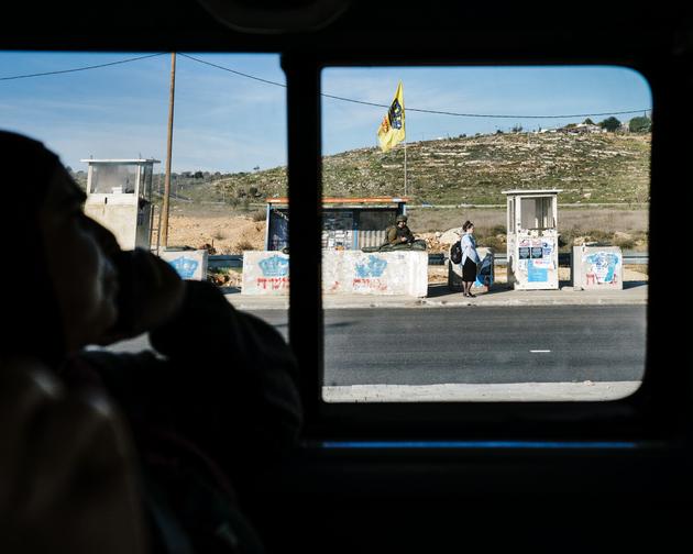 Un arrêt de bus gardé par un soldat, sur la route entre Ramallah et Naplouse, en Cisjordanie, le 2 février 2025.