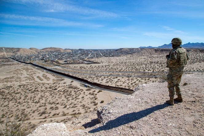 Un soldat américain regarde le mur entre les Etats-Unis et le Mexique, à Sunland Park (Nouveau-Mexique), lundi 3 février 2025.