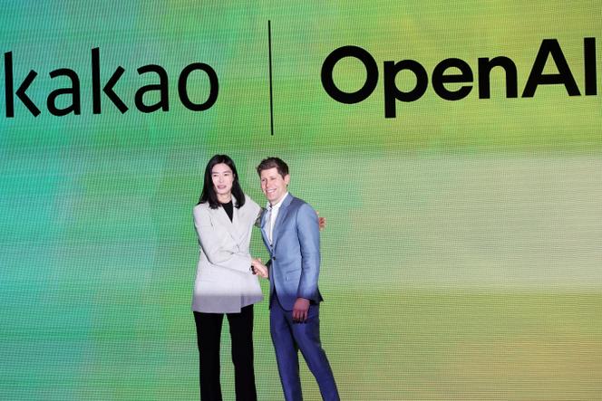 Ο Διευθύνων Σύμβουλος της OpenAI Sam Altman και ο Διευθύνων Σύμβουλος της Kakao Chung Shina θέτουν για φωτογραφίες κατά τη διάρκεια συνέντευξης Τύπου για να ανακοινώσουν τις εταιρικές σχέσεις στις υπηρεσίες AI, στη Σεούλ της Νότιας Κορέας, στις 4 Φεβρουαρίου 2025.