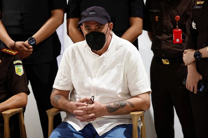 Ο Serge Atlaoui, ένας Γάλλος στο Death Row για αδικήματα για τα ναρκωτικά, βρίσκεται ενώ παρακολουθεί μια συνέντευξη Τύπου πριν επαναπατριστεί στην πατρίδα του, στο Διεθνές Αεροδρόμιο Soekarno Hatta στο Tangerang, κοντά στην Τζακάρτα της Ινδονησίας στις 4 Φεβρουαρίου 2025.
