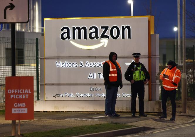 Lors d’un piquet de grève devant le centre de distribution d’Amazon, à Coventry (Royaume-Uni), le 2 mars 2023.