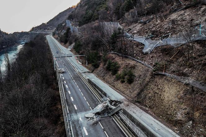 Cette vue aérienne montre un parapet endommagé par des rochers tombés sur la route RN 90 entre Albertville et Moûtiers, en Savoie, sur la route menant aux stations de ski de la Tarentaise, le 4 février 2025, trois jours après un glissement de terrain.