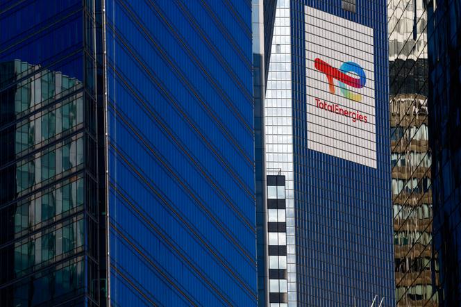Le logo TotalEnergies sur l’une des tours du groupe, à La Défense (Hauts-de-Seine).

