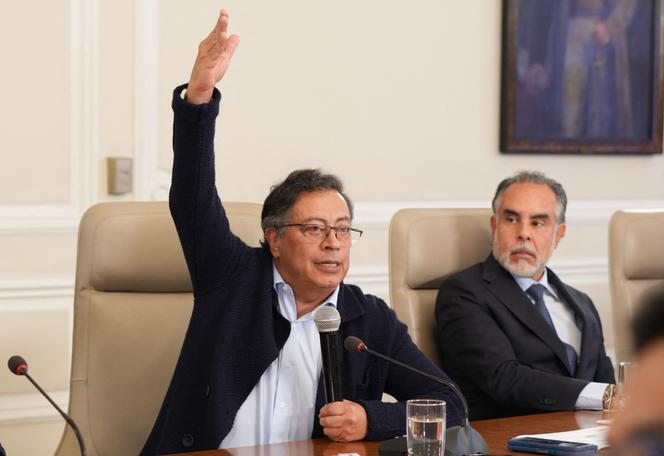 Gustavo Petro au côté de l’un de ses proches, le controversé Armando Benedetti, lors d’une réunion tendue avec ses ministres au palais présidentiel à Bogota, le 4 février 2025.