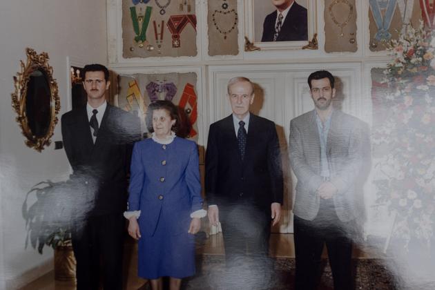 Une photographie de famille dans un album trouvé dans la résidence de Bachar Al-Assad, à Damas, le 11 décembre 2024. Au centre, ses parents, à droite, son frère Bassel.