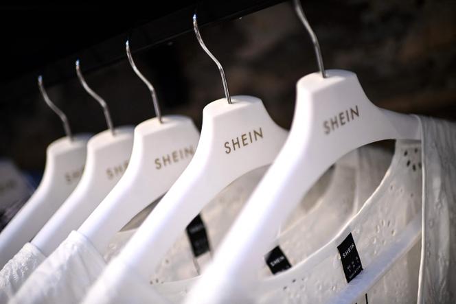Des vêtements sont exposés sur des cintres dans une boutique éphémère de la marque de fast fashion en ligne Shein, à Paris, le 4 mai 2023.