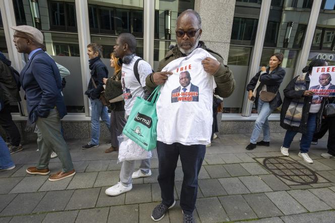 Des personnes se rassemblent pour demander la libération de l’expert militaire belgo-congolais Jean-Jacques Wondo, à Bruxelles, le 11 octobre 2024. 