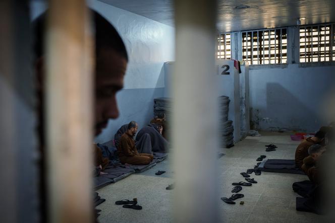 Détenus accusés d’être membres de l’organisation Etat islamique, dans une prison gérée par  les Forces démocratiques syriennes, à Hassaké, dans le nord-est de la Syrie, le 31 janvier 2025.