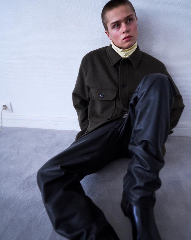 Surchemise en laine mélangée, 225 €, et pantalon IKKS. ikks.com ; bottines The Kooples. thekooples.com ; bandana en coton personnel.