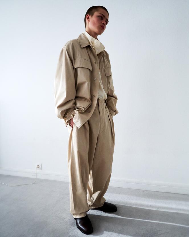 Surchemise en sergé de coton, 590 €, vareuse, pantalon et bottines Lemaire. lemaire.fr