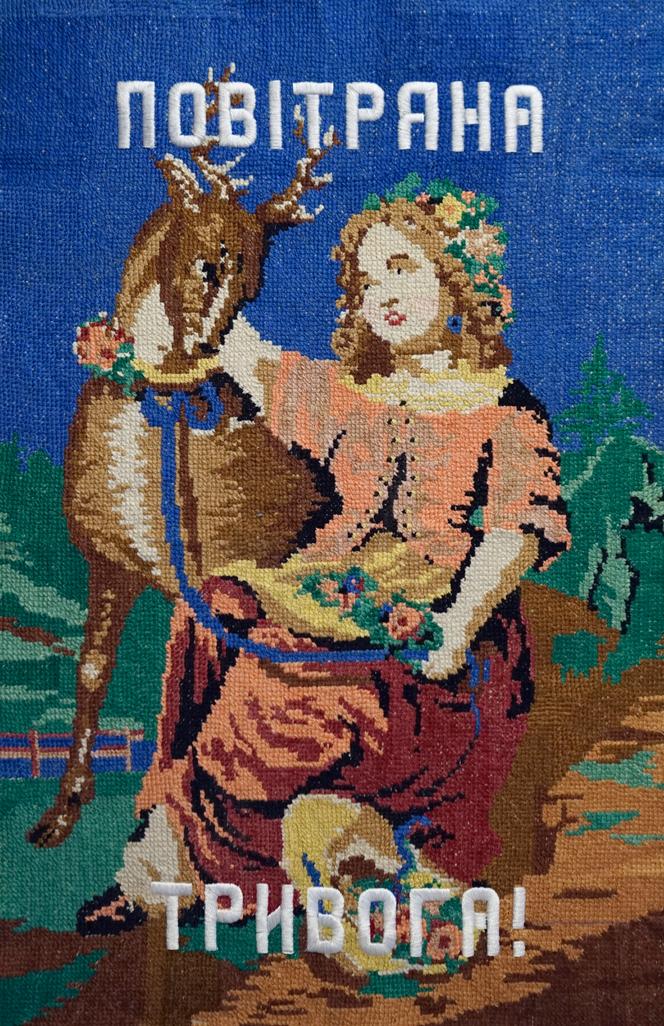 Œuvre brodée extraite de la série « Anxiété » (2022) de l’artiste ukrainienne Zhanna Kadyrova, avec la mention « Alerte aérienne ».