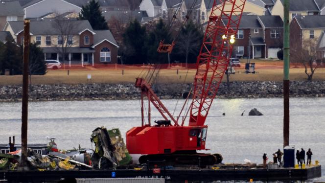 Une barge transportant des débris issus de la collision entre un hélicoptère et un avion de ligne, près de l’aéroport Ronald-Reagan de Washington, à Arlington, en Virginie, le 5 février 2025.