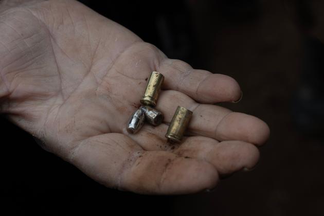 Une femme du village d’Azra (Syrie) montre les balles retrouvées sur les lieux, après la série d’exécutions du 31 janvier. Le 6 février 2025.