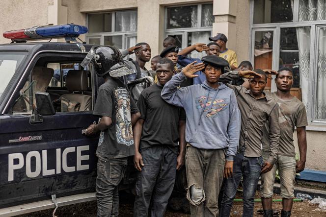 Des jeunes recrues venant juste d’être enrôlés dans les forces de police du M23, à Goma (RDC), le 6 février 2025.