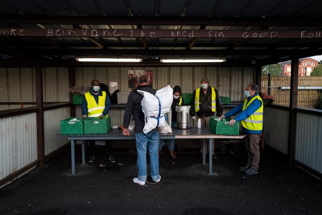 Des membres du Secours catholique, à Toulouse, le 3 avril 2020.