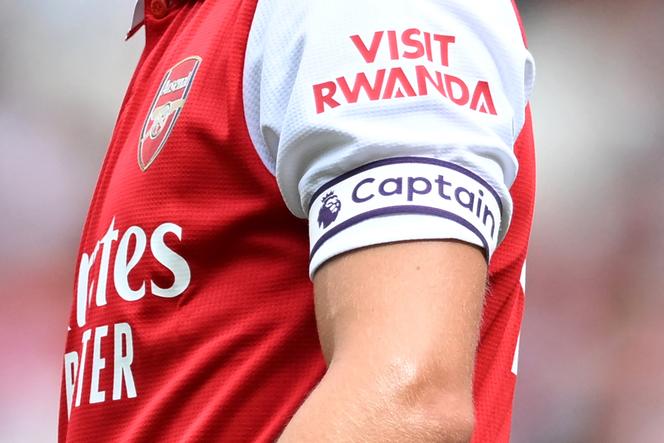 Le logo « Visit Rwanda » sur le maillot du joueur d’Arsenal Martin Odegaard, lors d’un match amical entre le club londonien et le FC Séville, à l’Emirates Stadium de Londres, le 30 juillet 2022.
