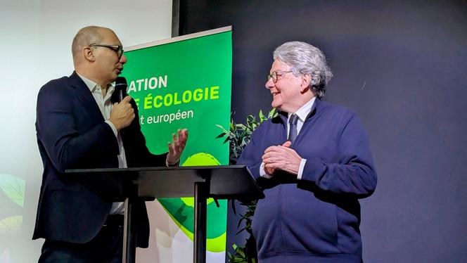 David Cormand et Thierry Breton au contre-sommet « Réinventer l’IA » à Paris, le 7 février.