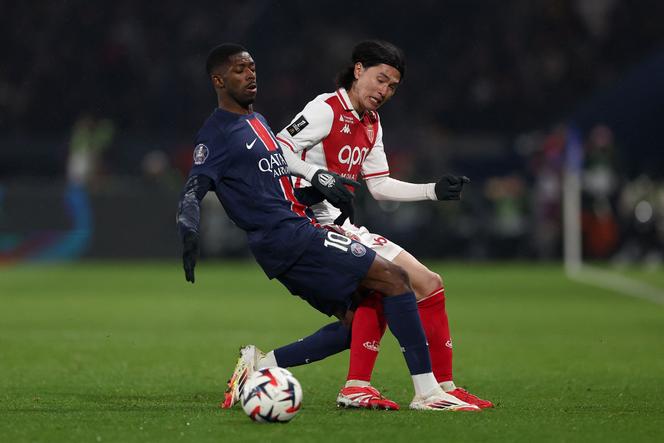 Ousmane Dembélé et Takumi Minamino lors d’un match de Ligue 1&nbsp;entre le PSG et l’AS Monaco, le 7&nbsp;février 2025.