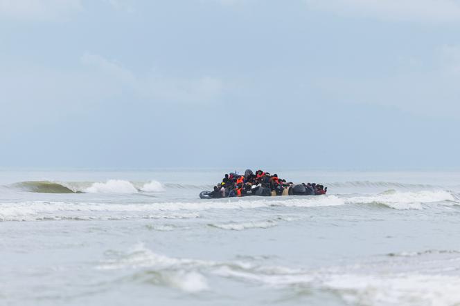 Un bateau de migrants dans la Manche, vu depuis la plage d’Ecault à Saint-Etienne-au-Mont (Pas-de-Calais), le 30 octobre 2024.
