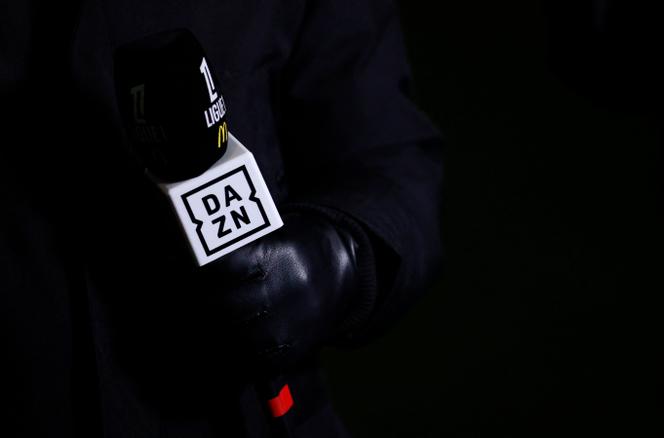Un micro DAZN, lors du match Nantes-Brest, à Nantes, le 7 février 2025.