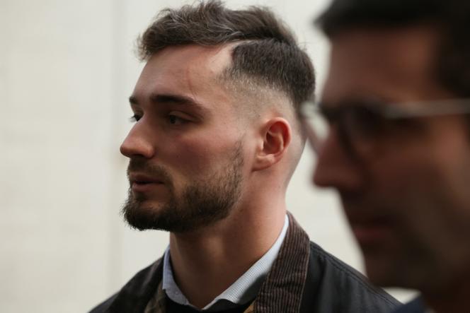 Marc de Cacqueray-Valmenier, ancien leader du groupe d’ultra-droite Zouaves Paris, qui comparaît pour avoir agressé des militants de SOS-Racisme, arrive au palais de justice de Bobigny, le 6 décembre 2024.