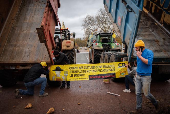 Des membres de la Coordination rurale accrochent une banderole devant la préfecture de l’Essonne, à Evry, le 19 janvier 2024.