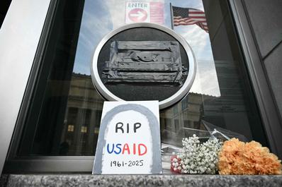 Le 7 février 2025, des hommages étaient placés sous le sceau recouvert du siège de l’Usaid, à Washington DC. 