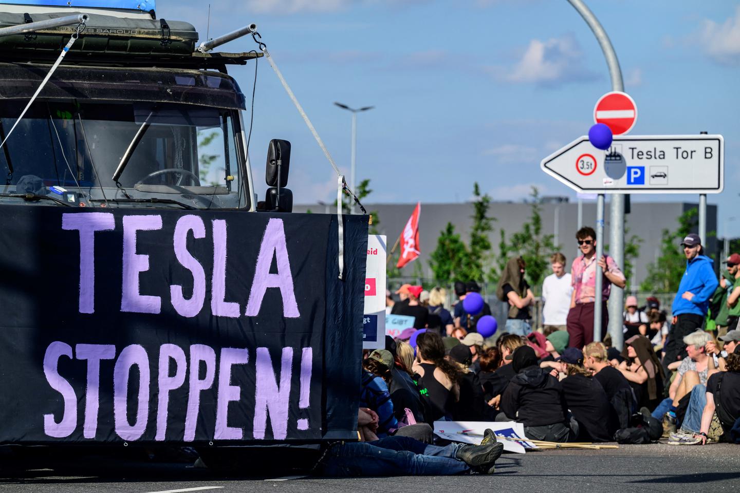 'When will Elon Musk and Tesla run off the road?'