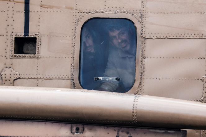 Or Levy, un otage libéré par le Hamas, et son frère, à la fenêtre d’un hélicoptère qui atterrit au centre médical Sheba, à Ramat Gan (Israël), le 8 février 2025.