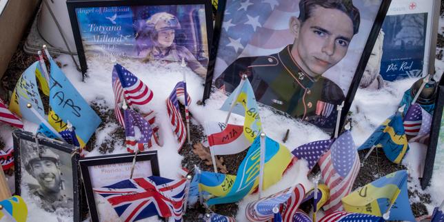 Trois ans de guerre en Ukraine : les Etats-Unis, du soutien au lâchage