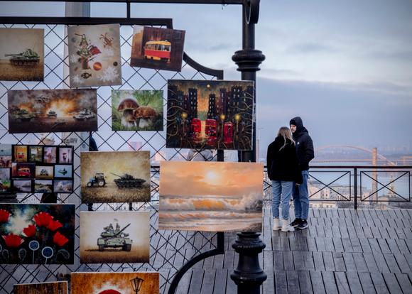 Des peintures de guerre et de paysages vendus sur un belvédère, le 9 février 2025.