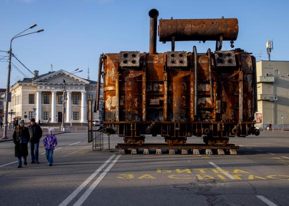 Un transformateur provenant d’une centrale électrique ukrainienne détruite par une frappe russe, exposé dans le quartier de Podil, le 9 février 2025.