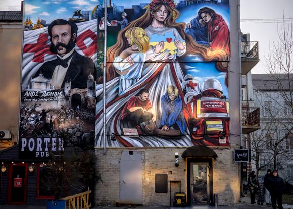 Une fresque en hommage aux premiers secours ukrainiens, dans le quartier de Podil, le 9 février 2025.