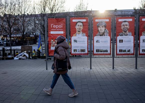 Des panneaux en hommage à des Ukrainiens morts pendant la guerre, le 9 février 2025.