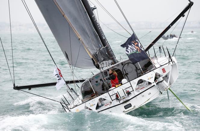 Violette Dorange sur «&nbsp;DeVenir&nbsp;», l’ancien bateau à dérives droites de Jean Le&nbsp;Cam, approche de la ligne d’arrivée du 10ᵉ Vendée Globe aux Sables-d’Olonnes (Vendée), le 9&nbsp;février&nbsp;2025.